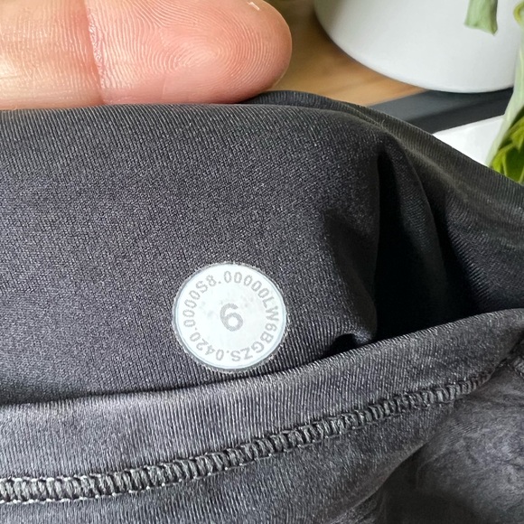 lululemon Fast and Free Crop 19" - size 6 - Picture 4 of 5